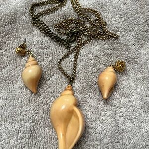 Elegant Gold Shell Pendant Necklace and Earring Set